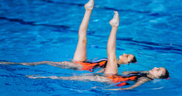dos chicas haciendo natación sincronizada